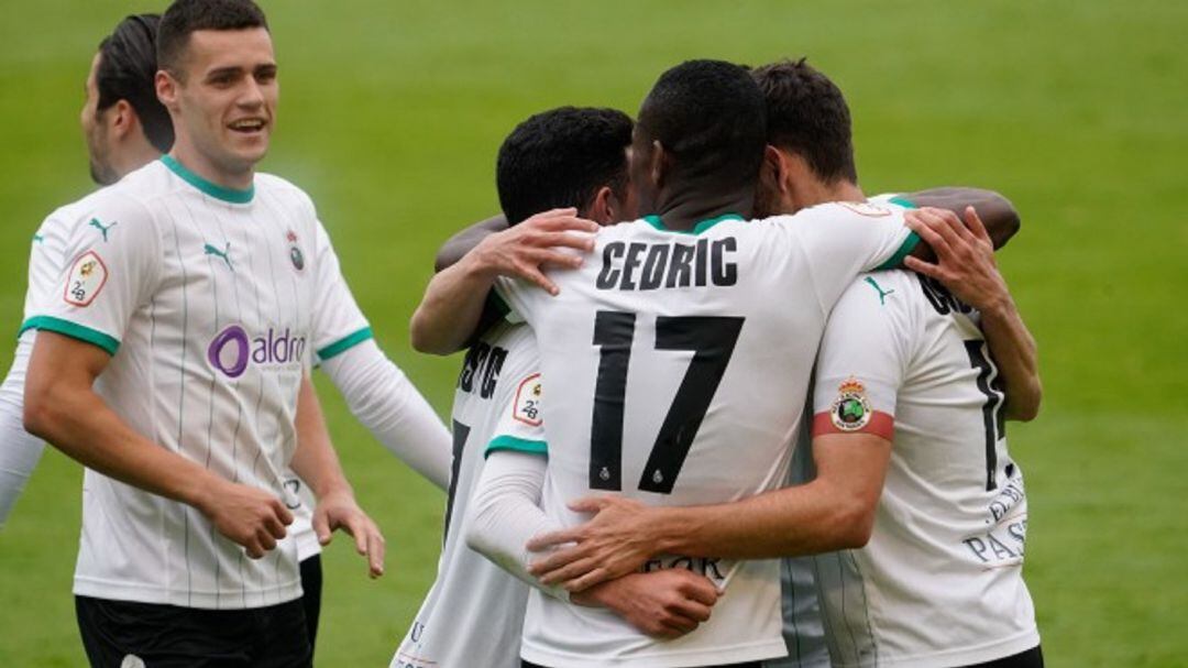 Jugadores del Racing celebran un gol ante Osasuna B