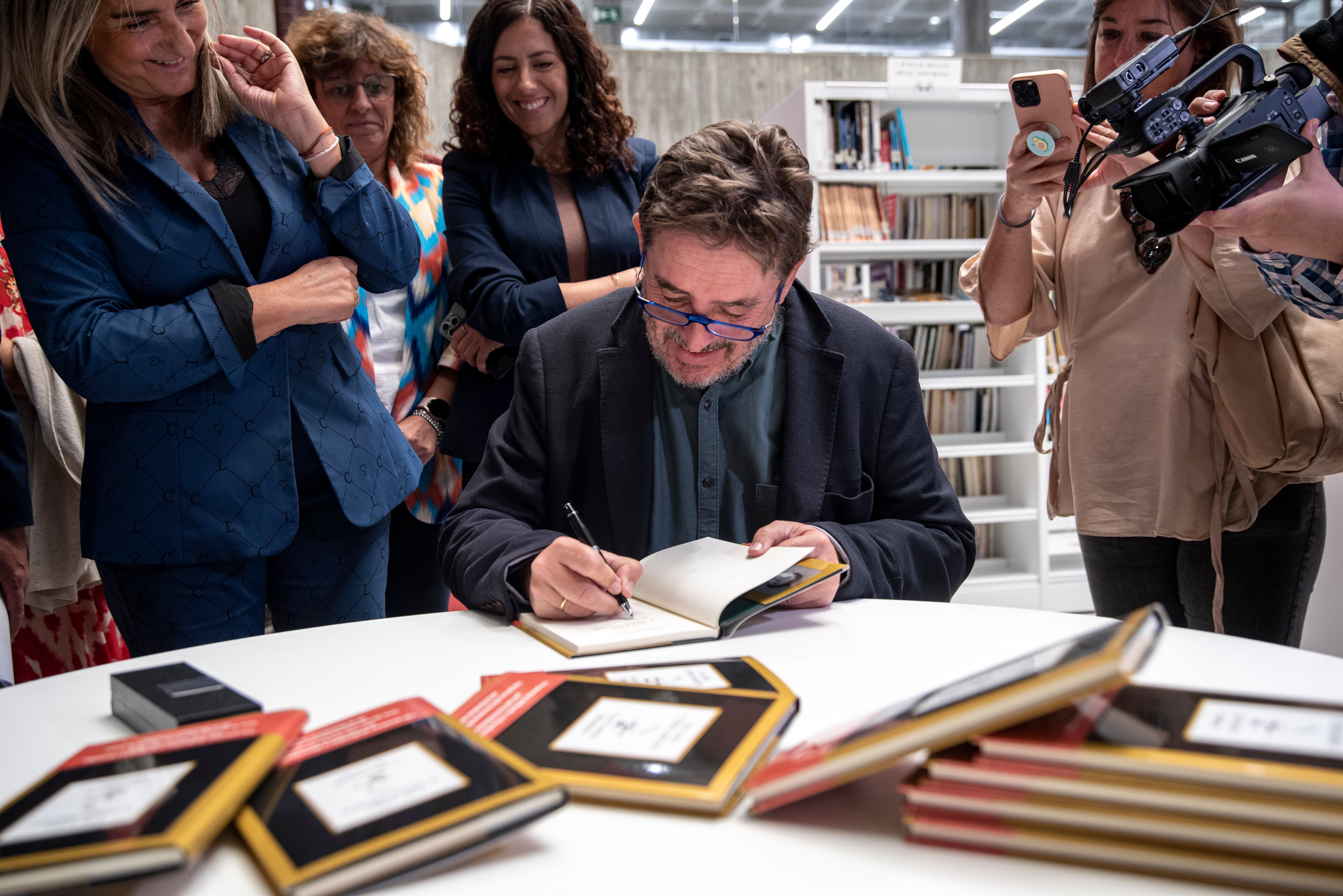 TOLEDO, 30/09/2022.- El director del Instituto Cervantes, Luis García Montero, firma un ejemplar mientras inaugura, acompañado de la alcaldesa de Toledo, Milagros Tolón (i), la biblioteca municipal &quot;Almudena Grandes&quot; este viernes en Toledo. EFE/Ismael Herrero
