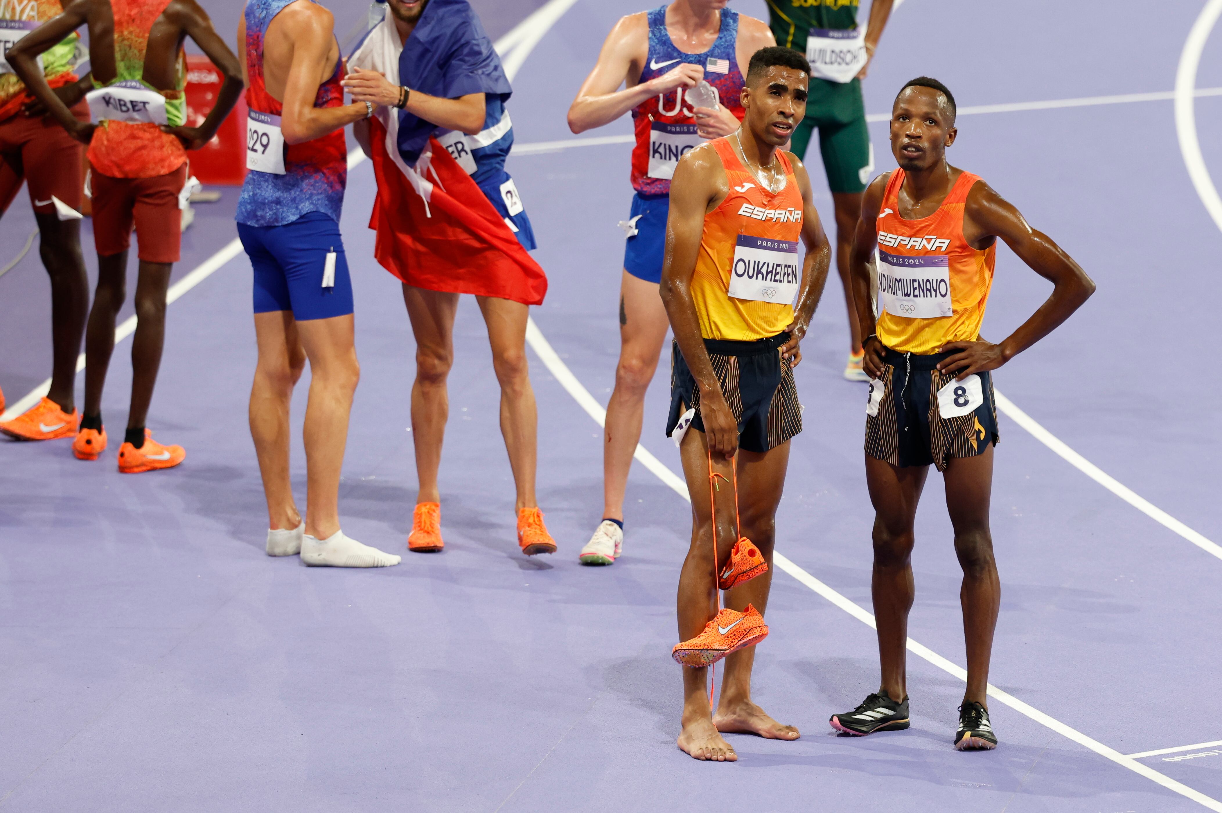 PARÍS, 02/08/2024.- Llegada a la meta de los españoles Thierry Ndikumwenayo (d) y Abdessamad Oukhelfen (2d) al finalizar la prueba de los 10,000 metros de los Juegos Olímpicos de París 2024, este viernes en la capital francesa. EFE/ Julio Muñoz
