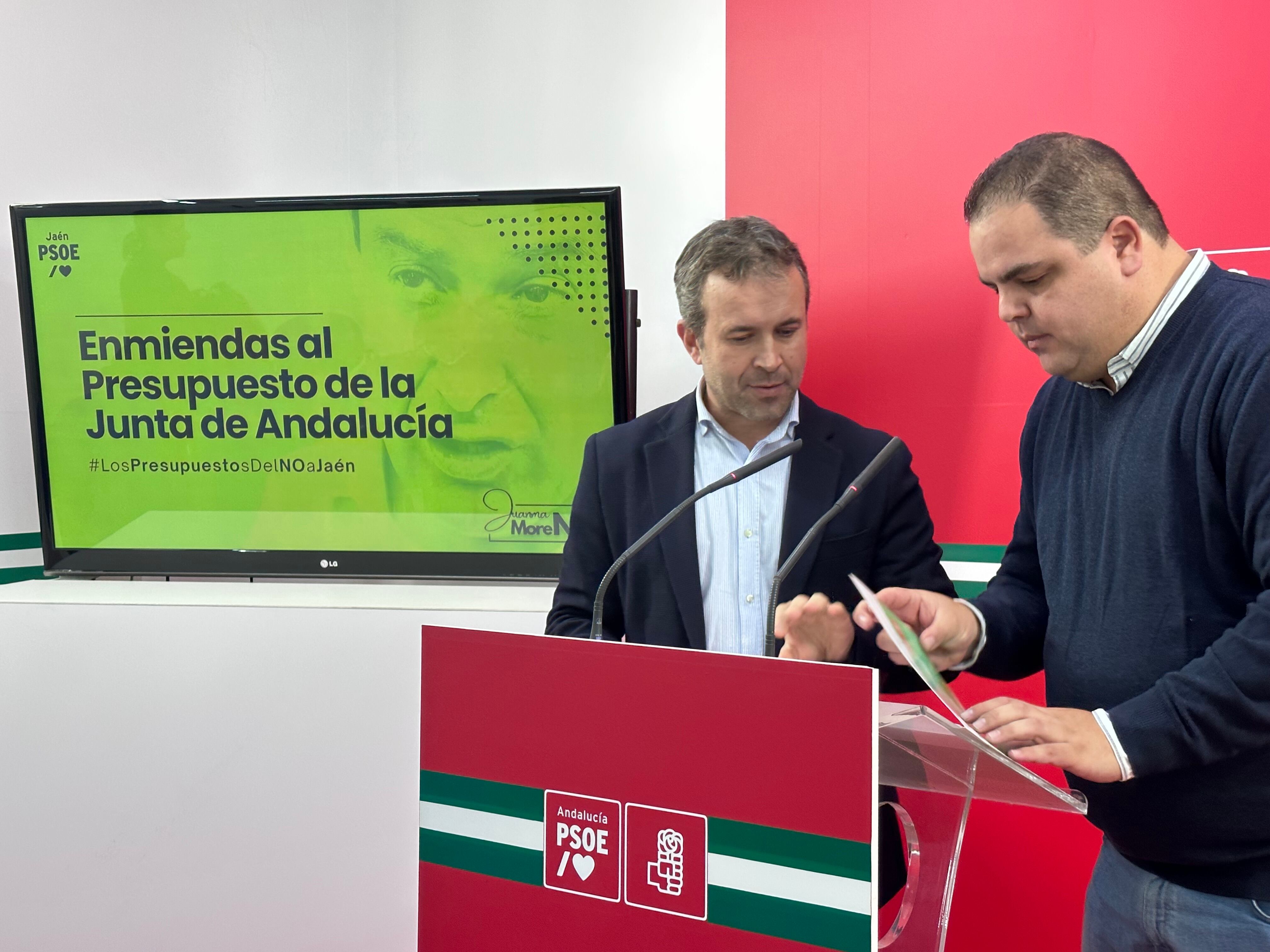 Julio Millán y Víctor Torres en la sede del PSOE provincial.