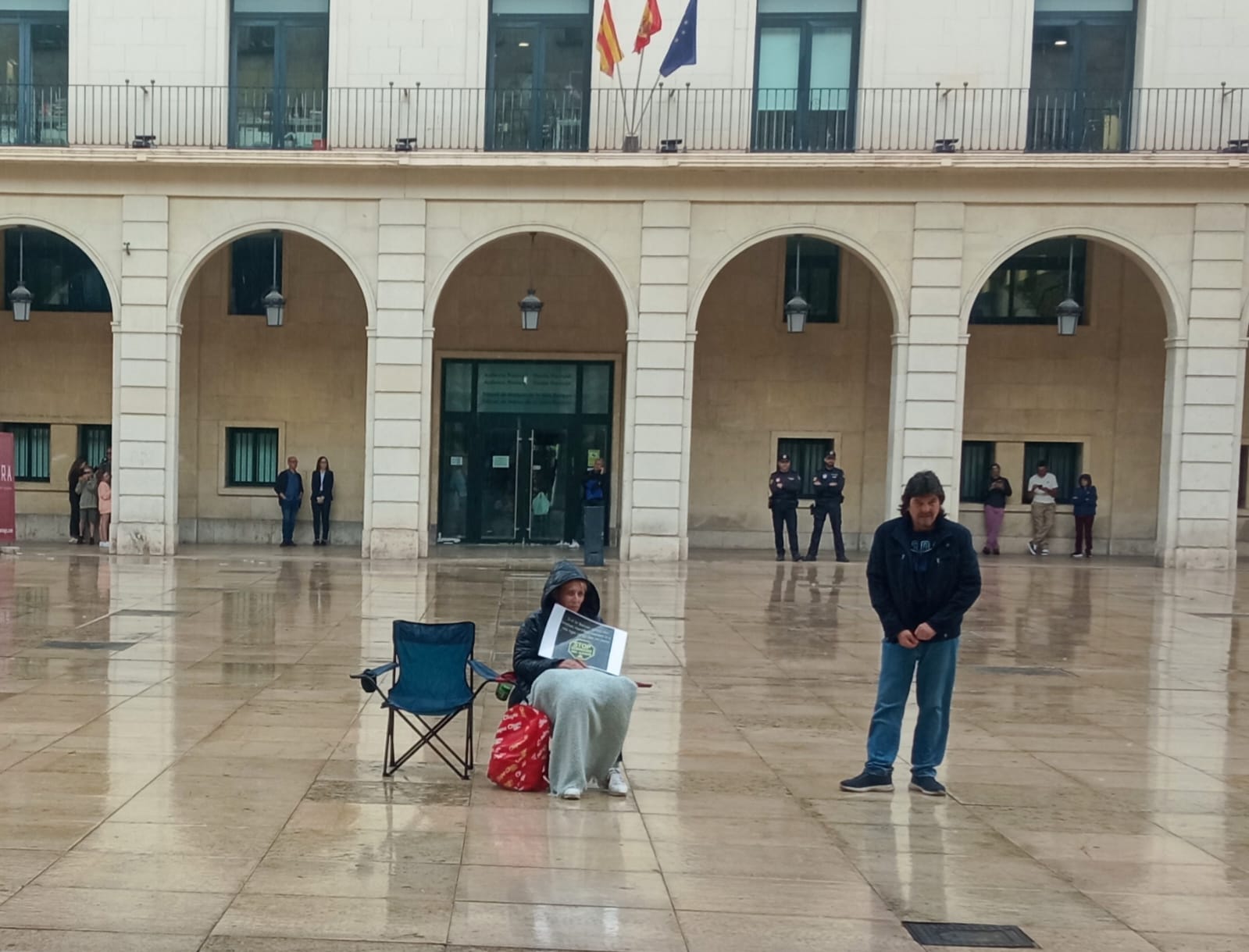 Isabel López, madre desahuciada que ha iniciado una huelga de hambre, ha pasado estos días de lluvia en la plaza del Ayuntamiento