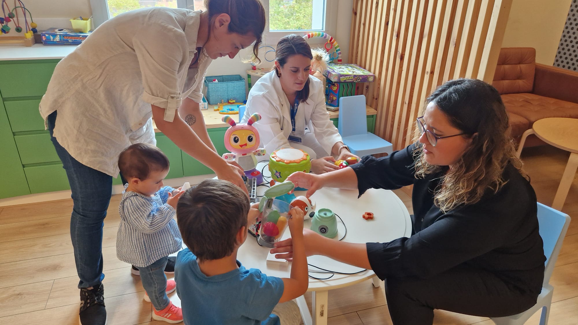 Infants juguen amb les joguines i productes adaptats.