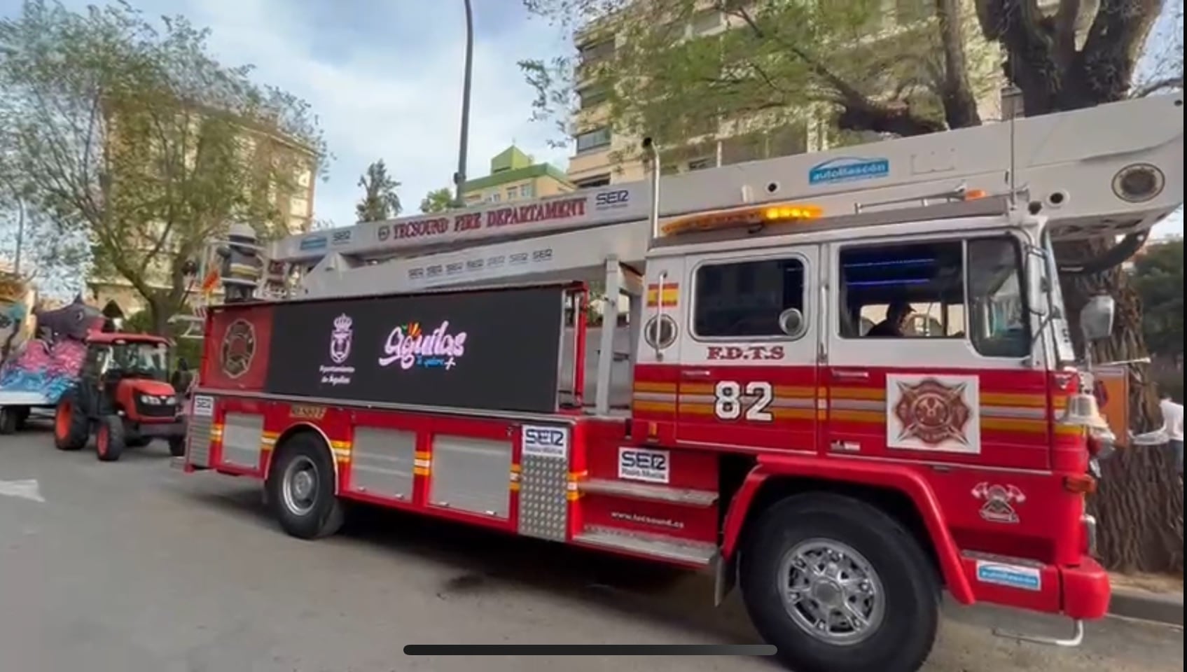 Un camión de bomberos ha servido de soporte publicitario para el municipio de Águilas durante las Fiestas de Primavera