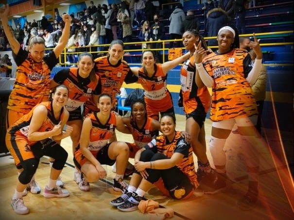 Las jugadoras celebran el triunfo final