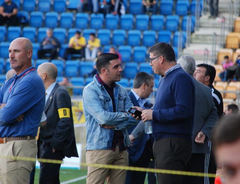 Enrique Ortíz habla con Javi Manzano antes de un partido en Carranza