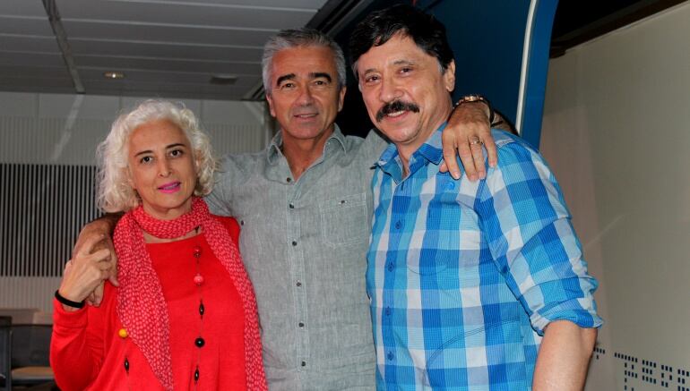 De izquierda a derecha, Mariola Cubells, Carles Francino y Carlos Bardem en el estudio central de la Cadena SER.