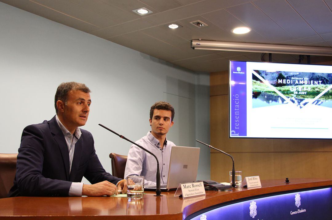 El secretari d'Estat d'Agricultura i Sostenibilitat, Marc Rossell, i el tècnic de comunicació d'Andorra Sostenible, Jordi Ribes, durant la presentació dels actes del Dia del medi ambient.
