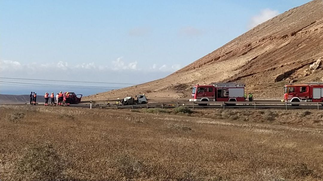 Servicios de Emergencia atendiendo a los heridos en el accidente ocurrido en la LZ-20.