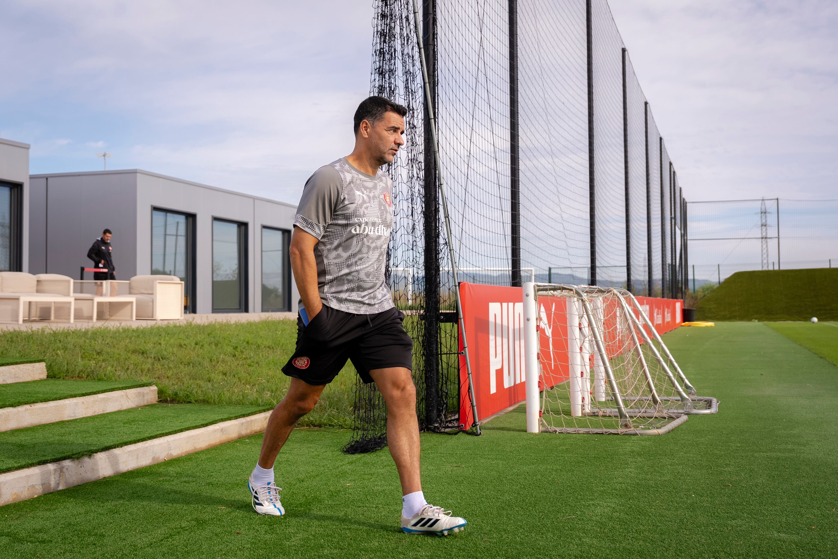 GRAFCAT1443. GIRONA (ESPAÑA), 29/08/2025.-El técnico del Girona FC, Míchel Sánchez durante el entreno que realiza la plantilla rojiblanca para preparar el partido de liga que disputarán mañana ante el Sevilla FC en el Estadi Municipal de Montilivi.EFE/ David Borrat