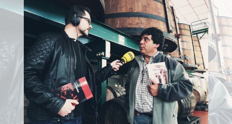 Jordi Cartaña entrevistant a Pep Macaya a Vermuts Miró