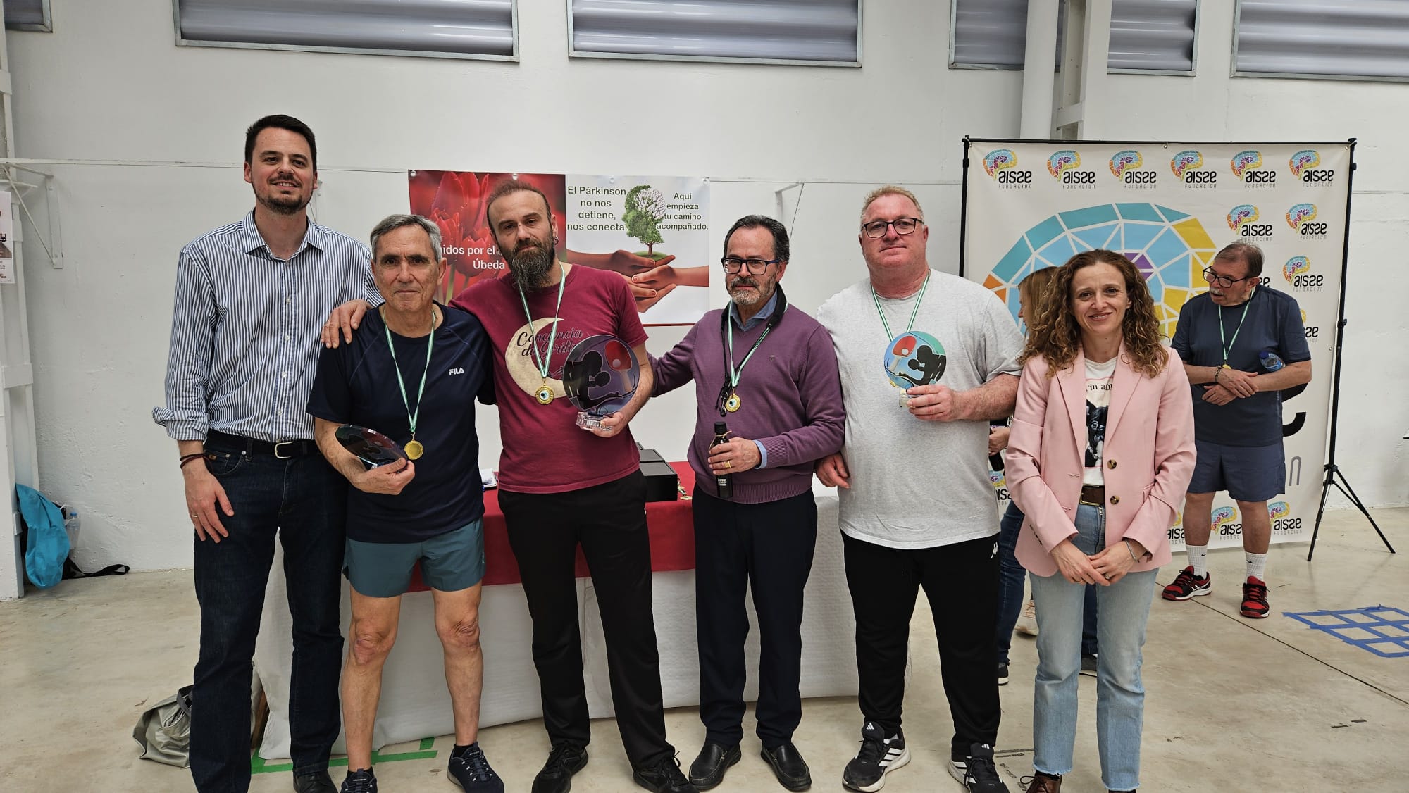 Alfonso López Simarro (2º por la izquierda) en la entrega de premios de la competición de tenis de mesa del sábado en Úbeda