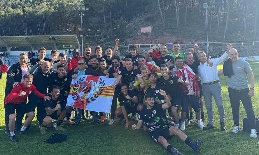 El Barbastro celebra la permanencia en la Segunda RFEF