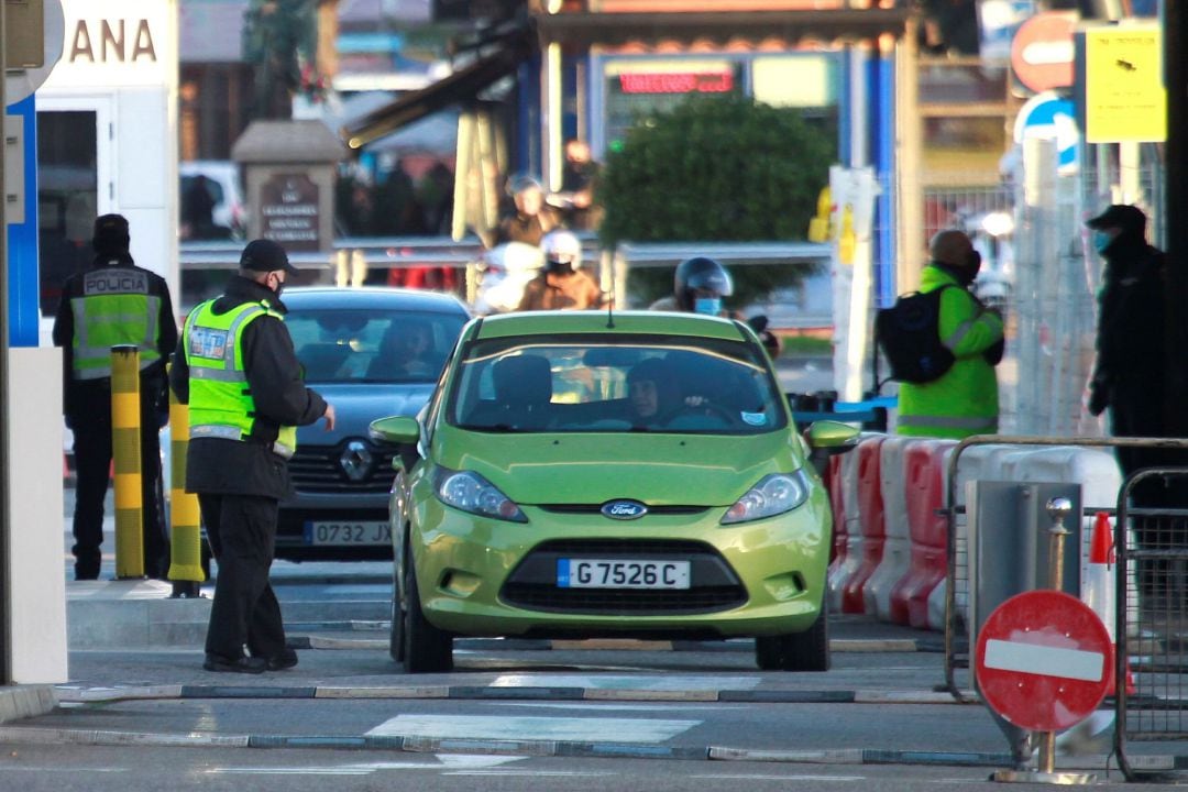 Un policía de Gibraltar controla la entrada de vehículos en la colonia inglesa. 