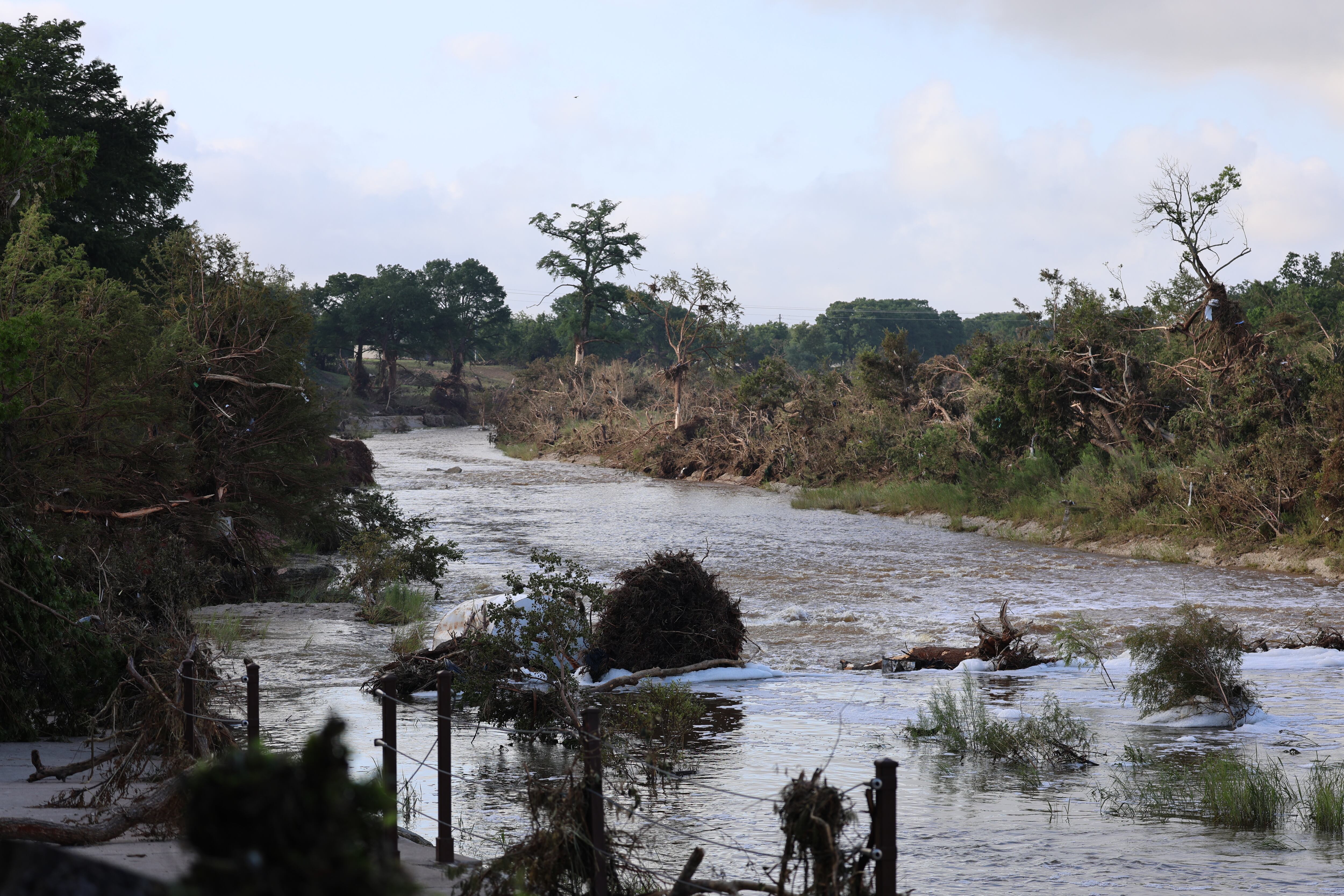 AME1490. KERVILLE (ESTADOS UNIDOS), 08/07/2025.- Fotografía del río Guadalupe este martes, en Kerville (Estados Unidos). Los habitantes de la región de Texas devastada por las inundaciones del 4 de julio enfrentan "un día a la vez" las secuelas de la tragedia, que deja ya más de 100 muertos y una cifra indeterminada de desaparecidos. EFE/ Octavio Guzmán