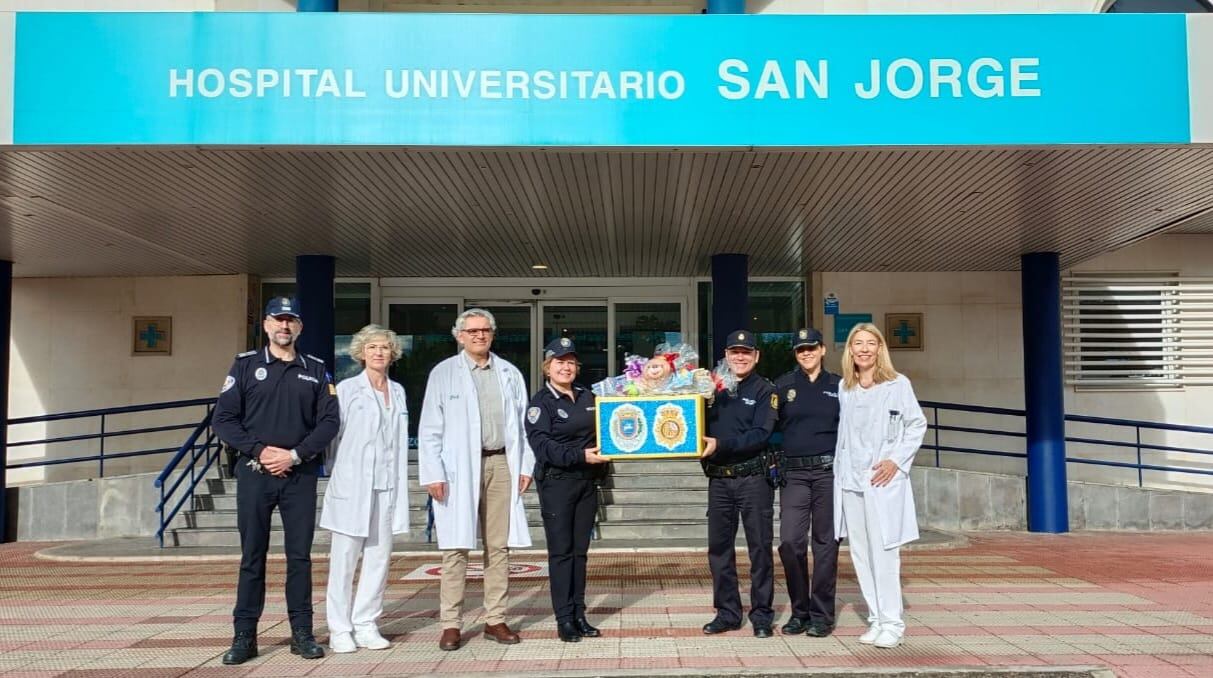 Policías y sanitarios, a las puertas del Hospital Universitario San Jorge