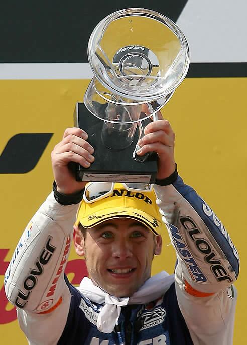 Álvaro Bautista celebra la victoria en 250cc