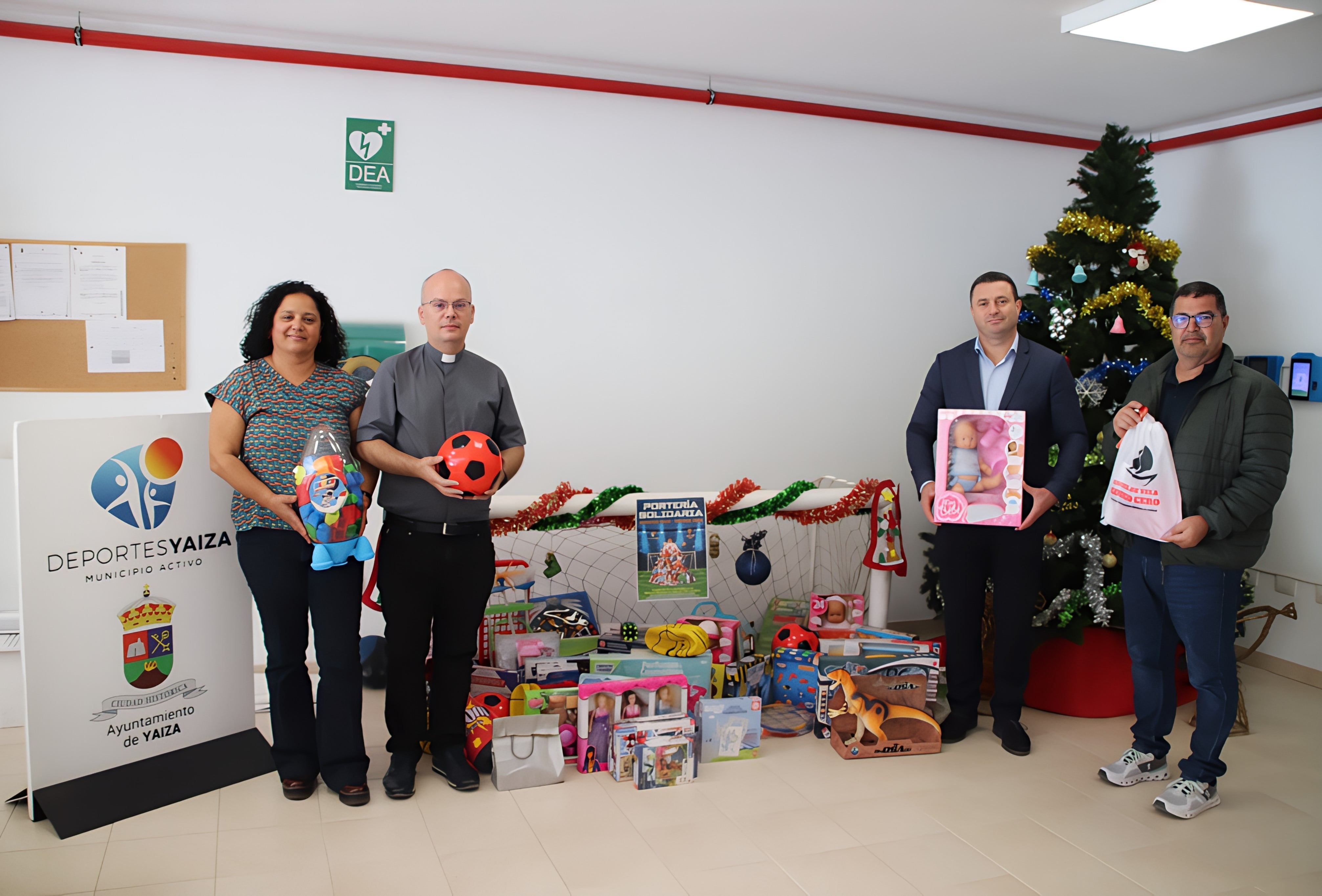 Yaiza y Cáritas entregan los regalos de la portería solidaria.