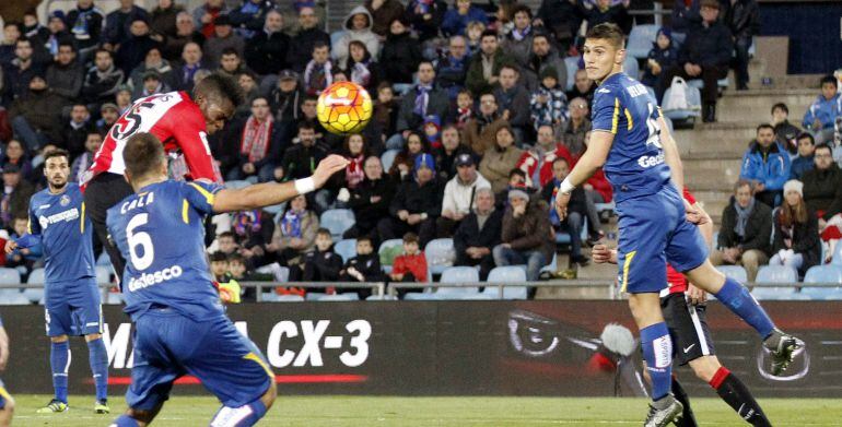 El delantero del Athletic Club Iñaki Williams tira a puerta ante los defensas del Getafe Juan Cala (i) y Velázquez (d) durante el partido correspondiente a la vigésima segunda jornada de liga, disputado hoy en el Coliseum Alfonso Pérez de Getafe