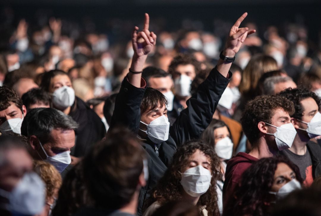 Asistentes al concierto masivo de Love of Lesbian en Barcelona.