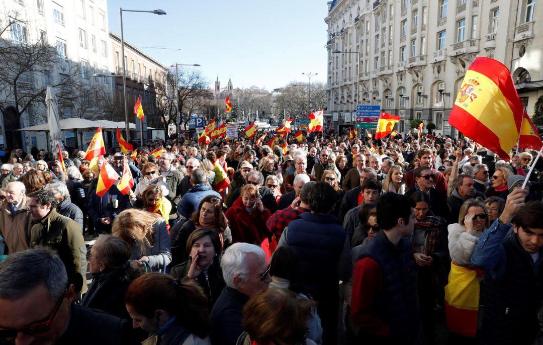 Vista de los participantes en la manifestación celebrada hoy en Madrid, convocada en redes sociales bajo en lema &quot;Por el Futuro de España Unida&quot;, en la madrileña Carrera de San Jerónimo, a escasos metros del Congreso de los Diputados, coincidiendo con la primera sesión de la jornada de investidura de Pedro Sánchez.