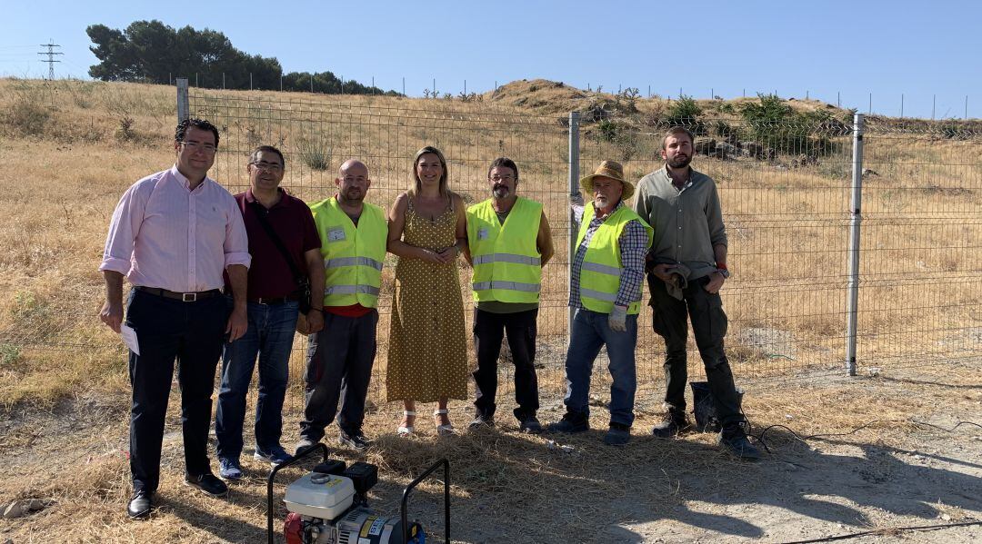 La alcaldesa de Baeza, Lola Marín, junto a técnicos en el Cerro del Alcázar.