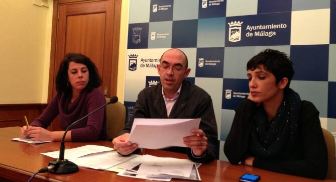 Eduardo Zorrilla, portavoz de IU, flanqueado por la viceportavoz de la coalición, Toni Morillas (dcha) y la concejala de IU Ana García Sempere (izda) durante la rueda de prensa