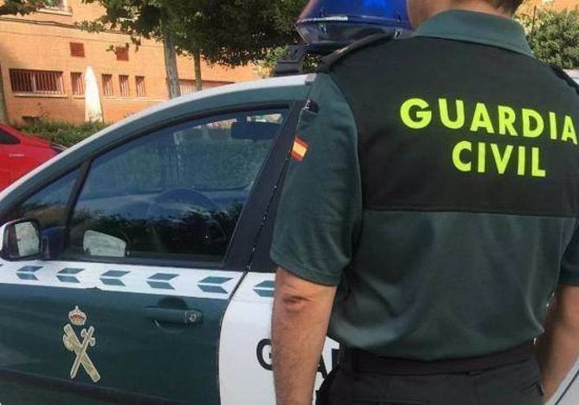 Archivo - Imagen de archivo de un agente de la Guardia Civil ante un coche patrulla - GUARDIA CIVIL - Archivo