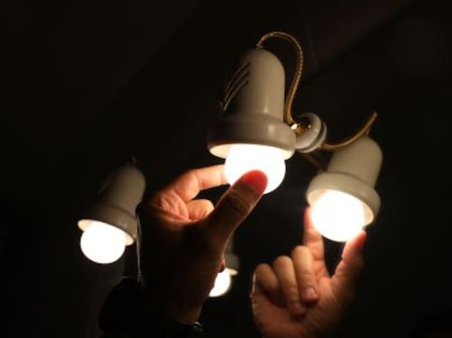 Persona colocando una bombilla.