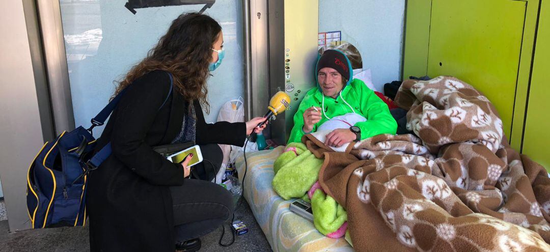 Nicolás, una persona sin hogar que vive en un portal en la punta del parque, nos cuenta cómo afronta estas bajas temperaturas