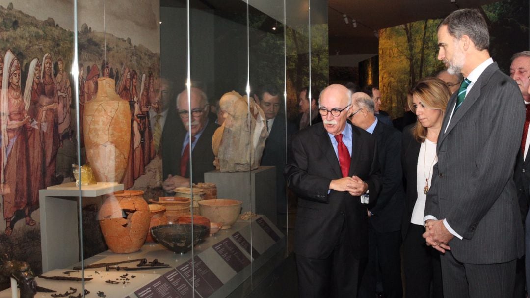 Arturo Ruiz explica al rey Felipe VI la exposición temporal que alberga el Museo Íbero en el día de su inauguración.