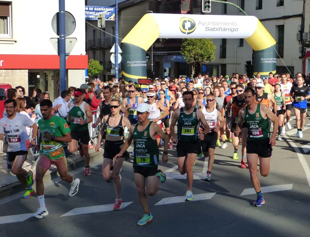 El atletismo llenó las calles de Sabiñánigo con el Medio Maratón