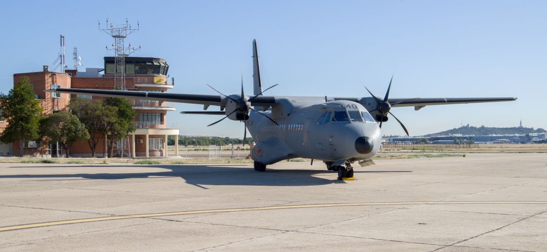 Un T21 del Ala 35 en las pistas de la Base Aérea de Getafe; al fondo el Cerro de los Ángeles