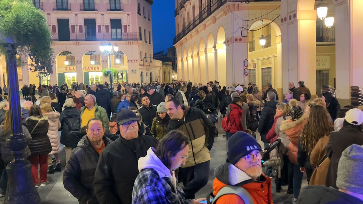 "Jueves Lardero, longaniza en el puchero" y lleno en la plaza López Allué