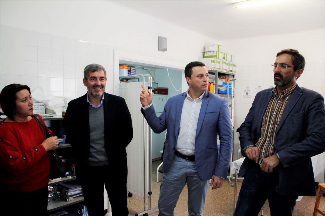 Visita de Fernando Clavijo al Centro de Salud de Playa Blanca.