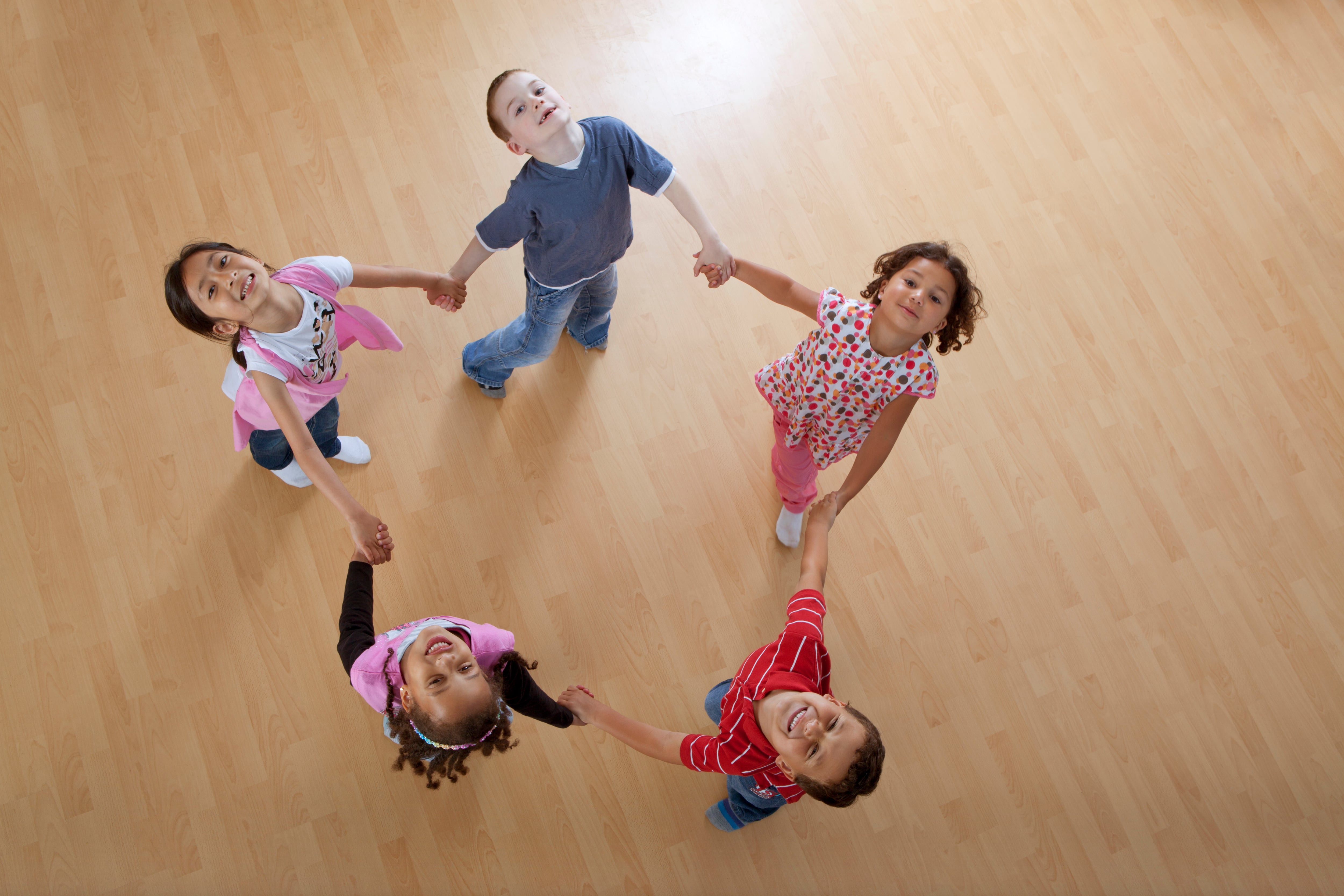 Niños y niñas bailan en un aula