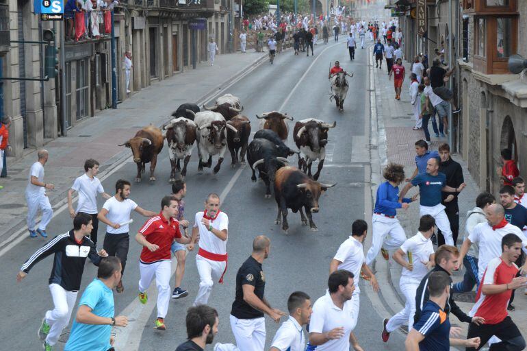 La manada enfila la primera curva del encierro tafallés