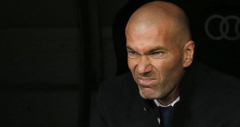 Zidane gesticula y pone una mueca en el banquillo del Real Madrid