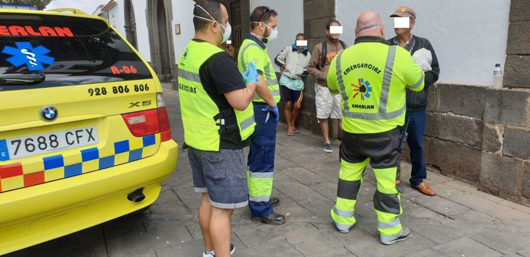 Voluntarios de Emerlan haciendo entrega de alimentos.