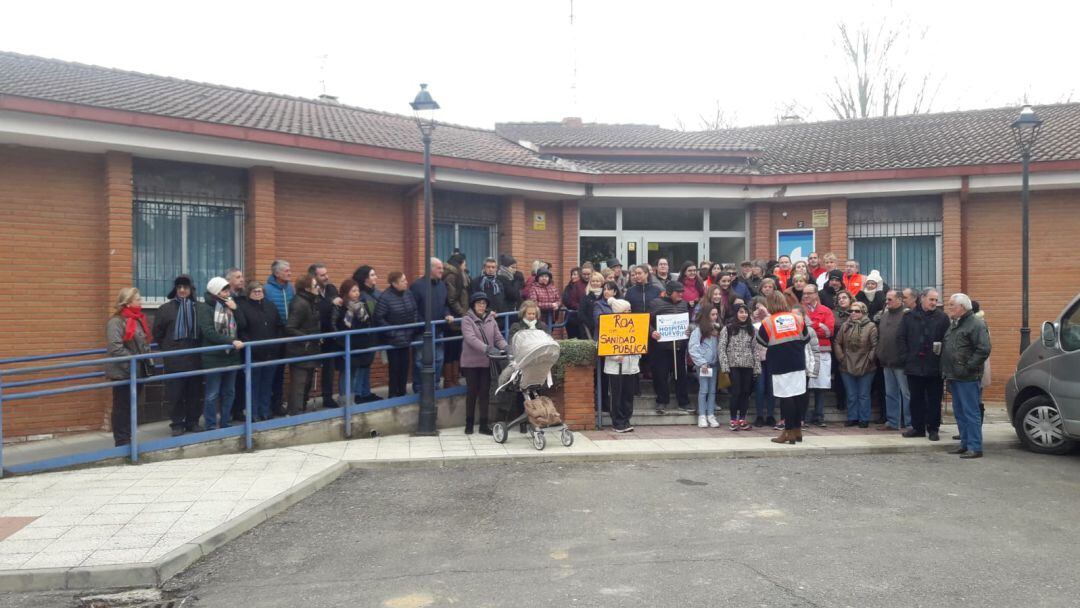 Concentración ciudadana frente al Centro de Salud de Roa