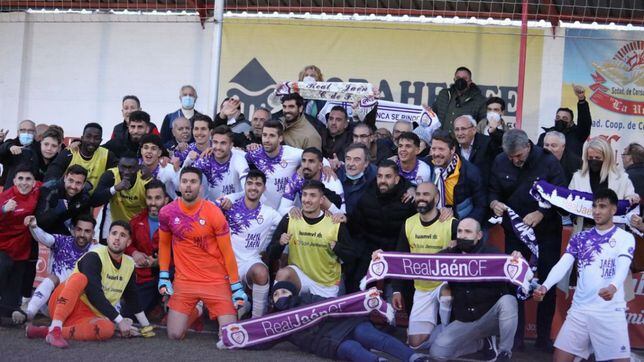 Jugadores y seguidores del Real Jaén caminan juntos en este complicado momento deportivo que vive el club.