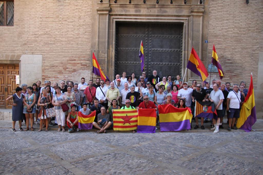Participantes en la concentración del Círculo Republicano Manolín Abad de Huesca