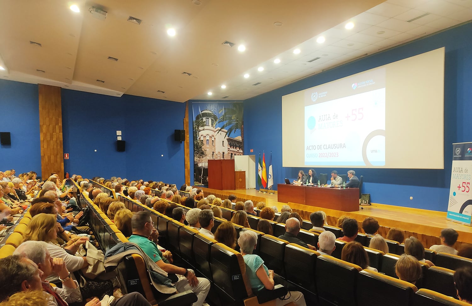 El acto de clausura se ha celebrado en el Paraninfo Universitario, en un acto presidido por la vicerrectora adjunta de Formación y Participación en Igualdad, Milagros León, que estuvo acompañada por Lina Jiménez, técnica de Gestión del Servicio de Acción Social, y de los dos profesores que impartieron la conferencia final, bajo el título La virtud de ser feliz, Alejandro Álvarez-Nobell, (UMA) y José Antonio Muñiz, profesor de la Universidad Loyola Andalucía.