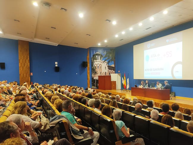 El acto de clausura se ha celebrado en el Paraninfo Universitario, en un acto presidido por la vicerrectora adjunta de Formación y Participación en Igualdad, Milagros León, que estuvo acompañada por Lina Jiménez, técnica de Gestión del Servicio de Acción Social, y de los dos profesores que impartieron la conferencia final, bajo el título La virtud de ser feliz, Alejandro Álvarez-Nobell, (UMA) y José Antonio Muñiz, profesor de la Universidad Loyola Andalucía.