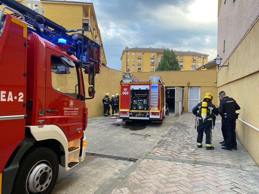 Los bomberos intervienen en Escultor Ruiz Olmos por el incendio de un turismo en el interior de una cochera