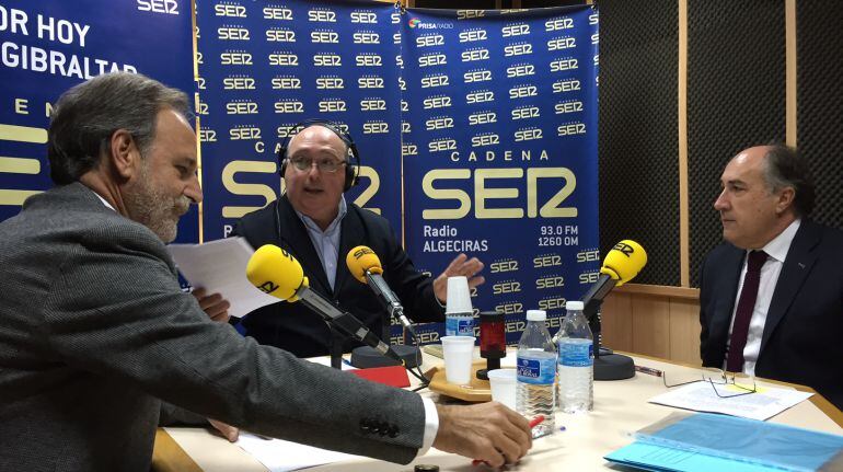 Los candidatos Salvador de la Encina, PSOE (a la izquierda) y Jose Ignacio Landaluce, PP (a la derecha) durante el debate en Radio Algeciras.