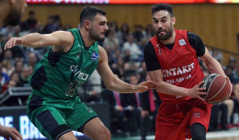 El escolta del Divina Seguros Joventut, Albert Ventura (i), defiende contra el escolta croata del Montakit Fuenlabrada, Marko Popovic (d), durante el partido de Liga Endesa correspondiente a la jornada 32 disputado en el Olímpico de Badalona.