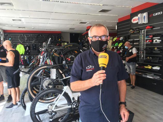 Salvador Sanchis en su tienda de bicicletas