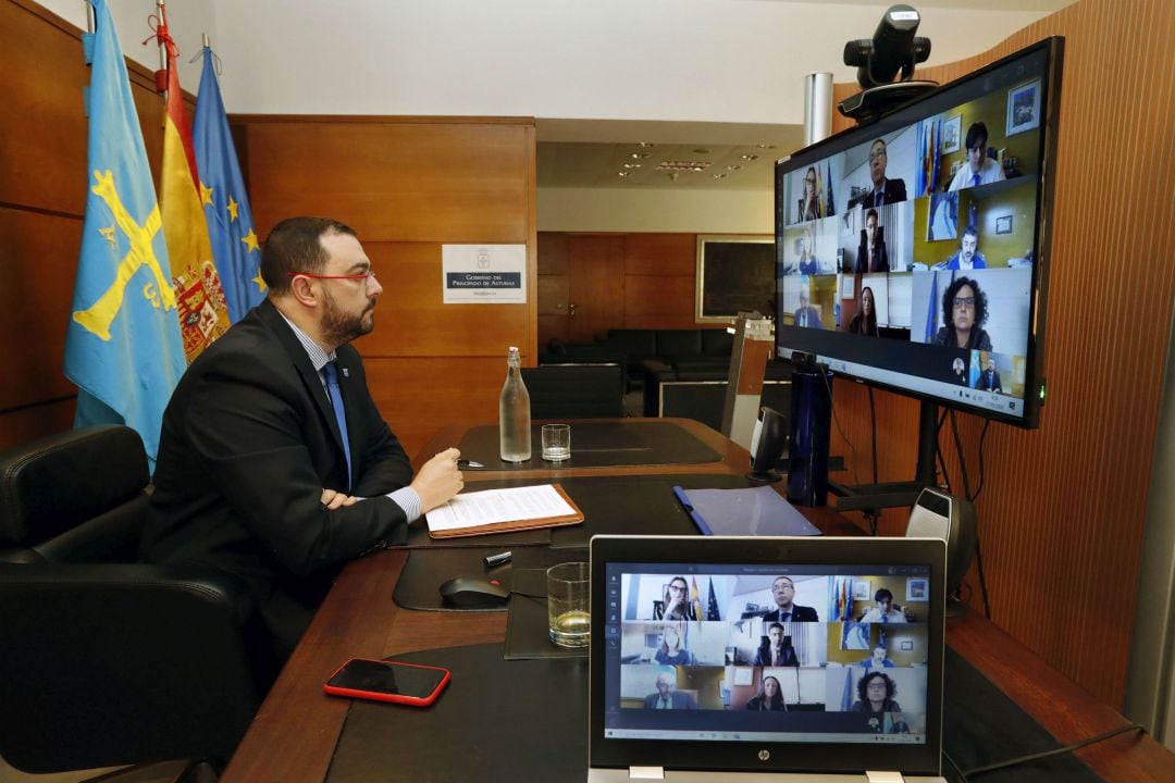 El presidente del Principado, Adrián Barbón, durante la reunión del Consejo de Gobierno de este jueves, celebrada de forma telemática.