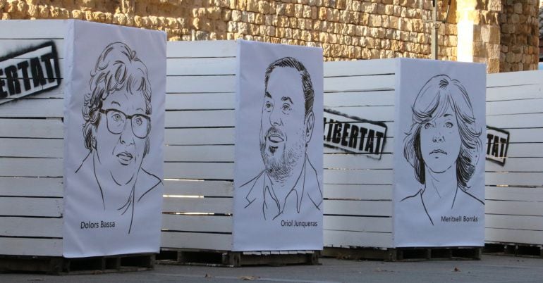 Les escultures amb les cares dels consellers destituïts Dolors Bassa, Oriol Junqueras i Meritxell Borràs