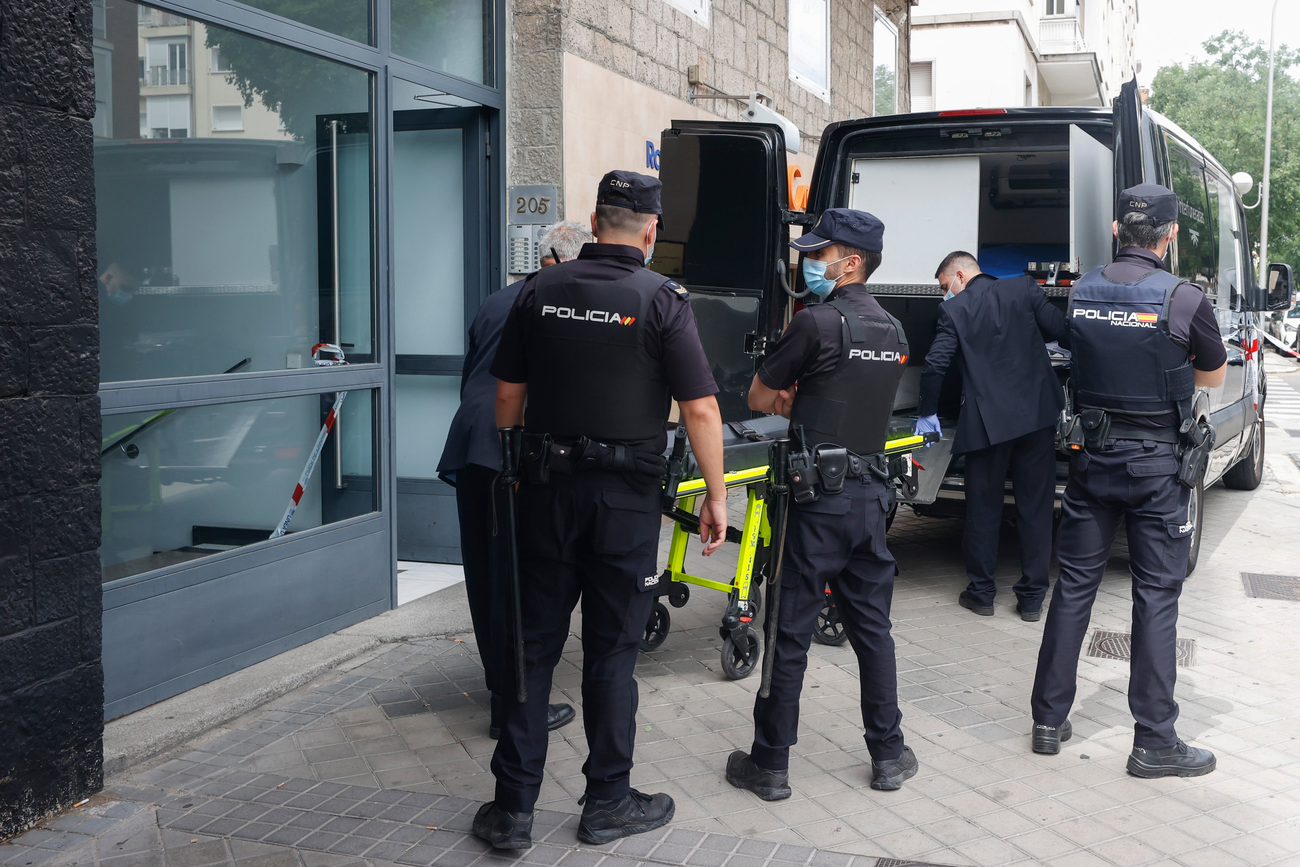 Agentes de la policía junto a la vivienda sita en el número 205 de la calle Serrano de Madrid, donde este lunes dos mujeres han sido asesinadas por el conde de Atarés y marqués de Perijá.